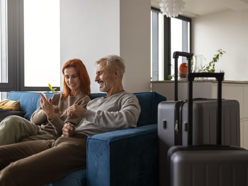 Anfitrion de airbnb dando la bienvenida los huespedes 2