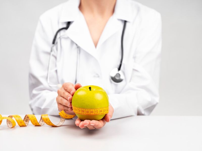 Mujer nutricionista sosteniendo manzana 23 2148256175