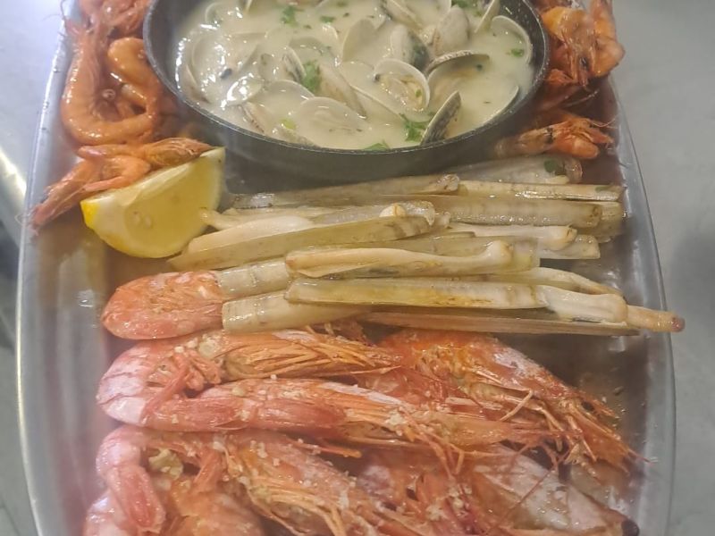 En Nuevo Rumbo ofrecen una gran y variada parrillada de marisco 