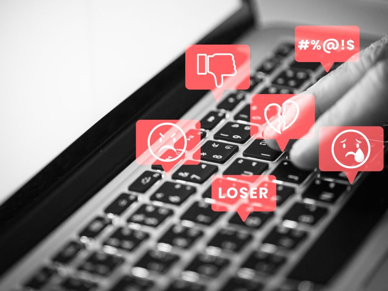 Troll de las redes sociales que acosa las personas en las redes sociales