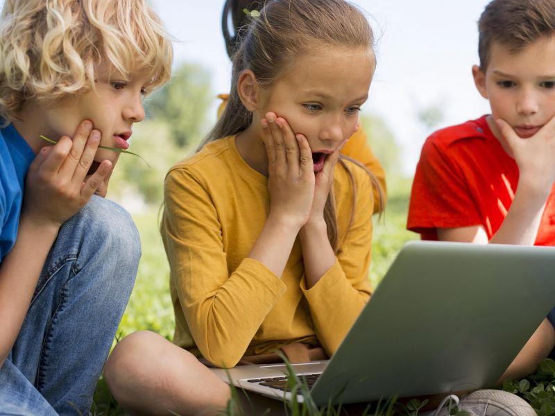 Cerrar los ninos con laptop