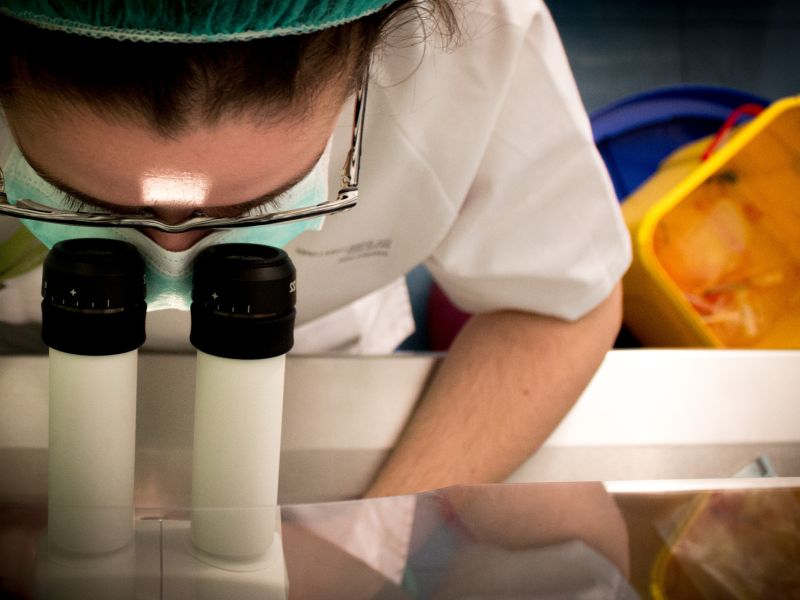 Primer plano de cientifica analizando una muestra