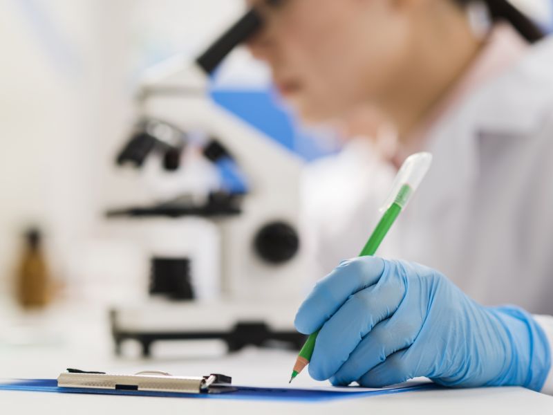 Cientifica trabajando en el laboratorio