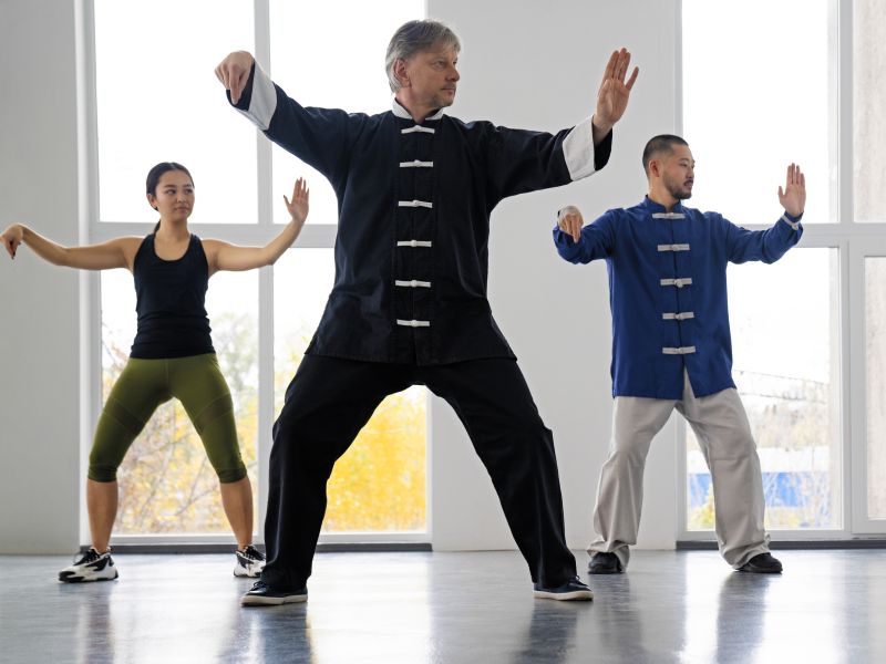 Vista frontal personas entrenando juntas