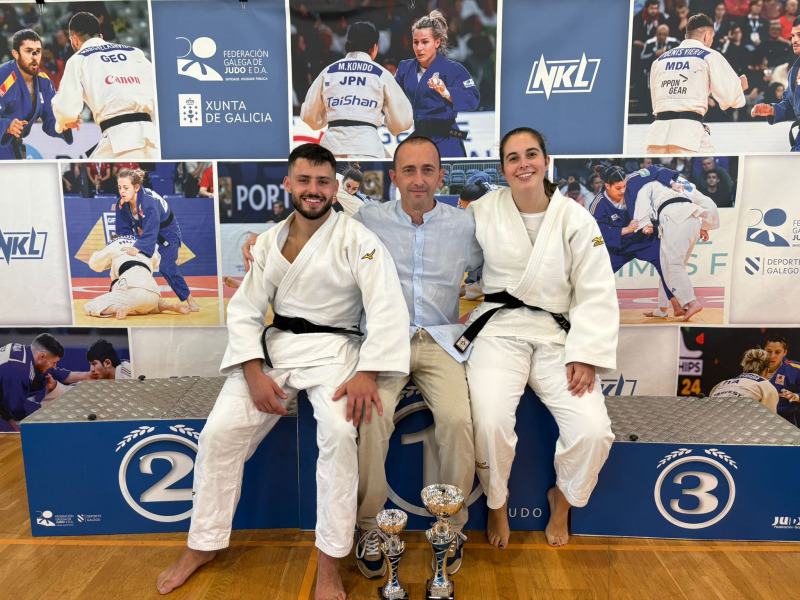 Faro and De Bernardo with their coach Alberto Castro at the Autonomous Region Championships
