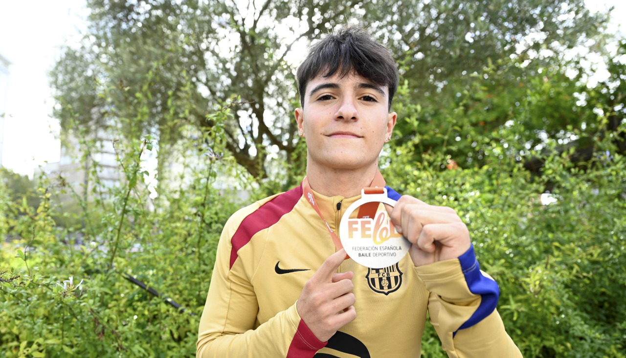 El "b-boy" posa con su medalla de plata |