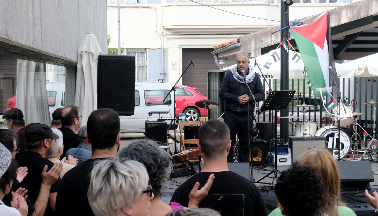 El mercado de Pontedeume se llena en solidaridad con Palestina