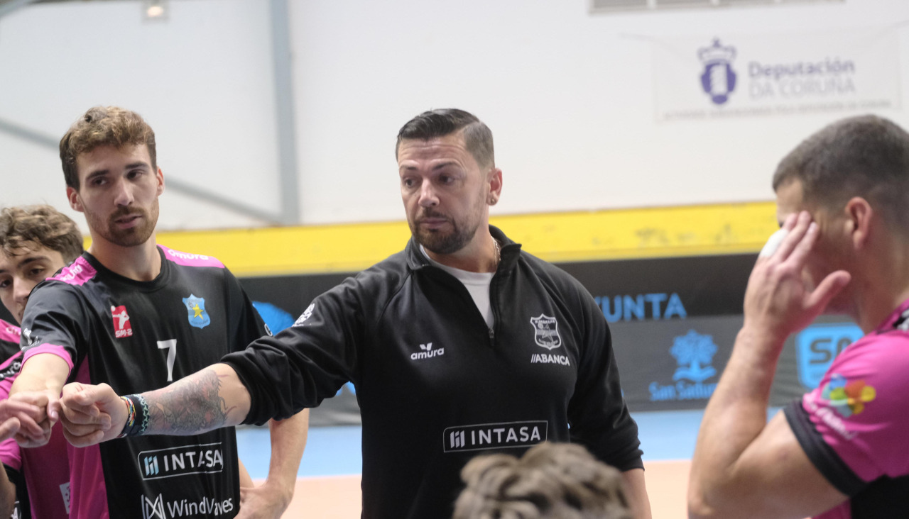 Parga, dando instrucciones a los suyos