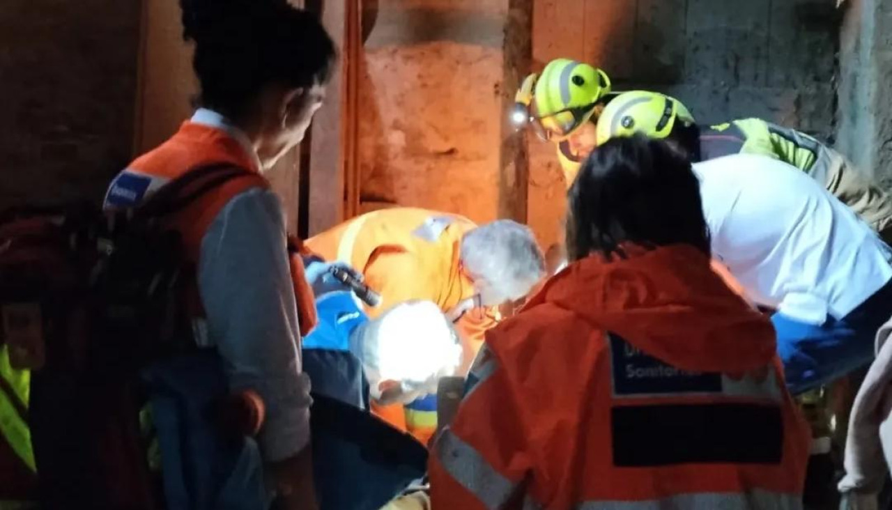 Bomberos de Narón durante el rescate del hombre