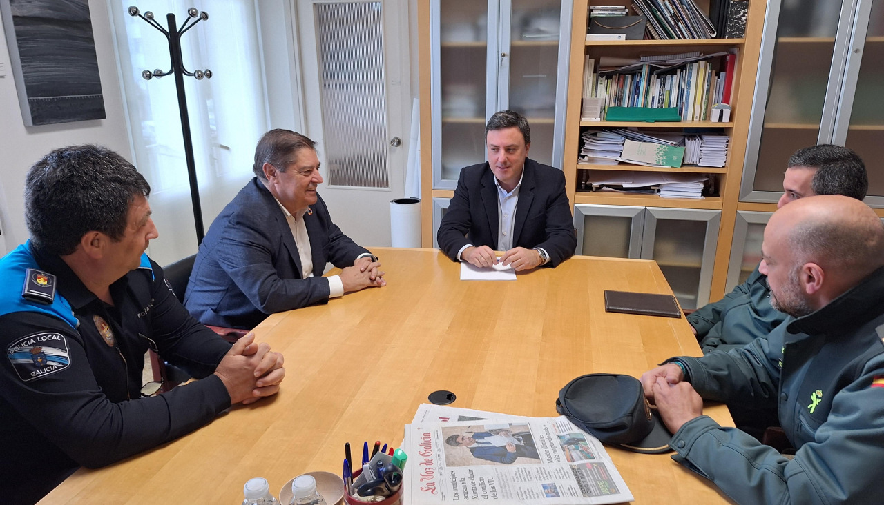 Un instante de la visita de Abalde al Consistorio pontés
