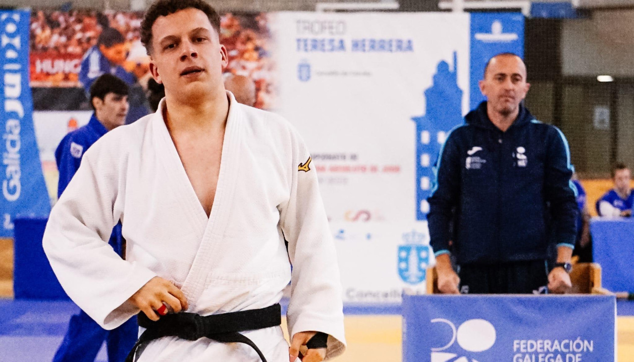 Carrodeugas, con su técnico Alberto Castro al fondo, durante un combate
