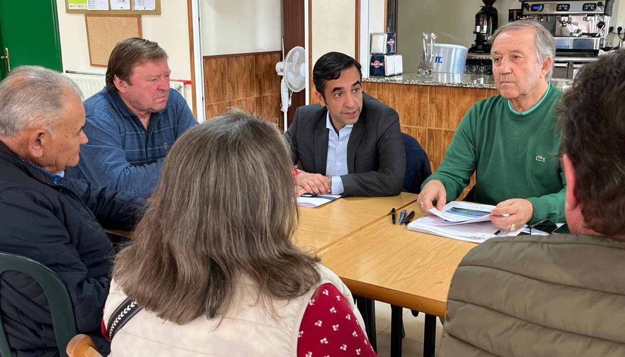 El alcalde y el concejal de obras, con miembros de la AVV de Santa Icía