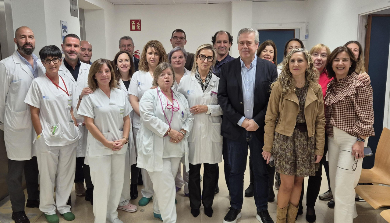 El conselleiro y la gerente, con un grupo de empleados del CHUF