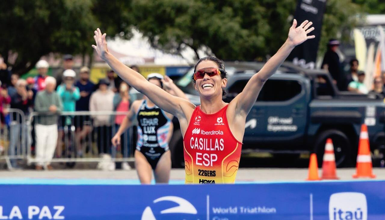 Casillas, celebrando su primer triunfo en un trofeo mundial