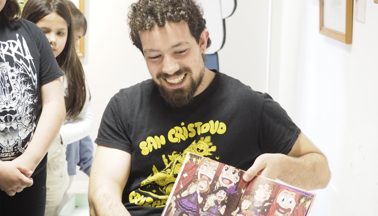 Cristian F. Caruncho en el Museo do Humor de Fene, con "Saínza a Punkiereteira", firmado por el mismo y María Canosa