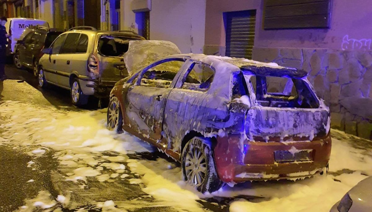 El coche en llamas estaba ardiendo en la calle Río Lérez