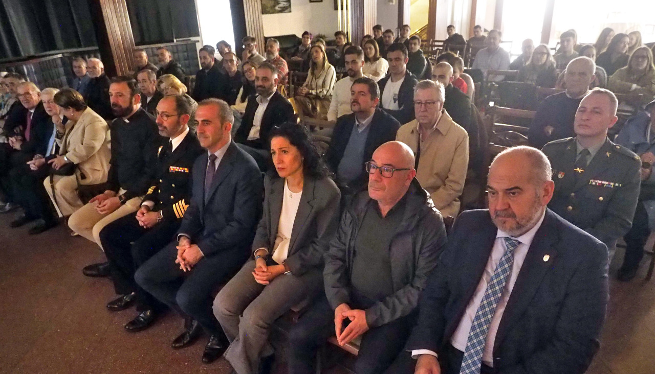 presentan el nuevo manto de la virgen de Dolores en el Casino