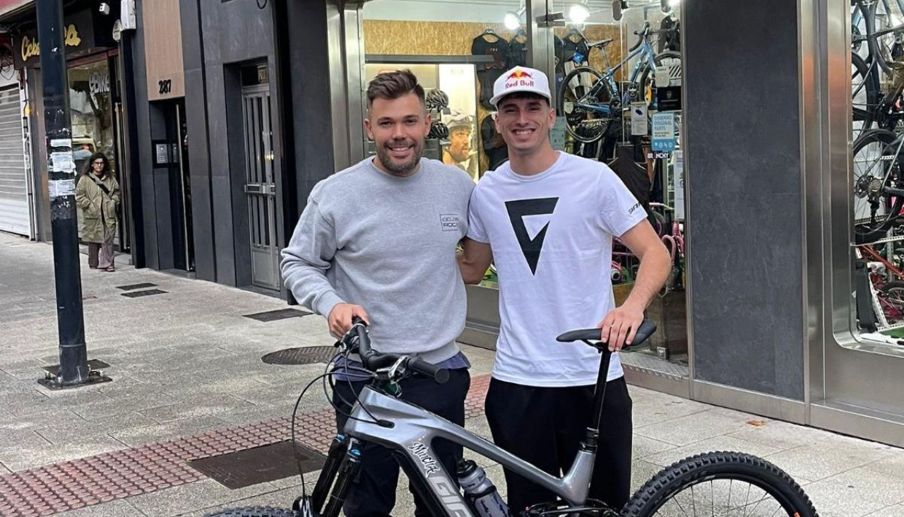 Pablo Roca y “Mincha” con la Giant Reign Advanced E+ ante Ciclos Roca