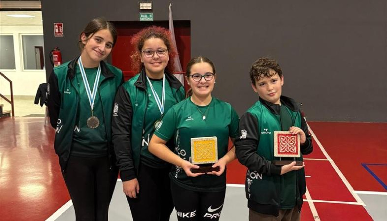 Los canteranos naroneses, con sus trofeos y medallas