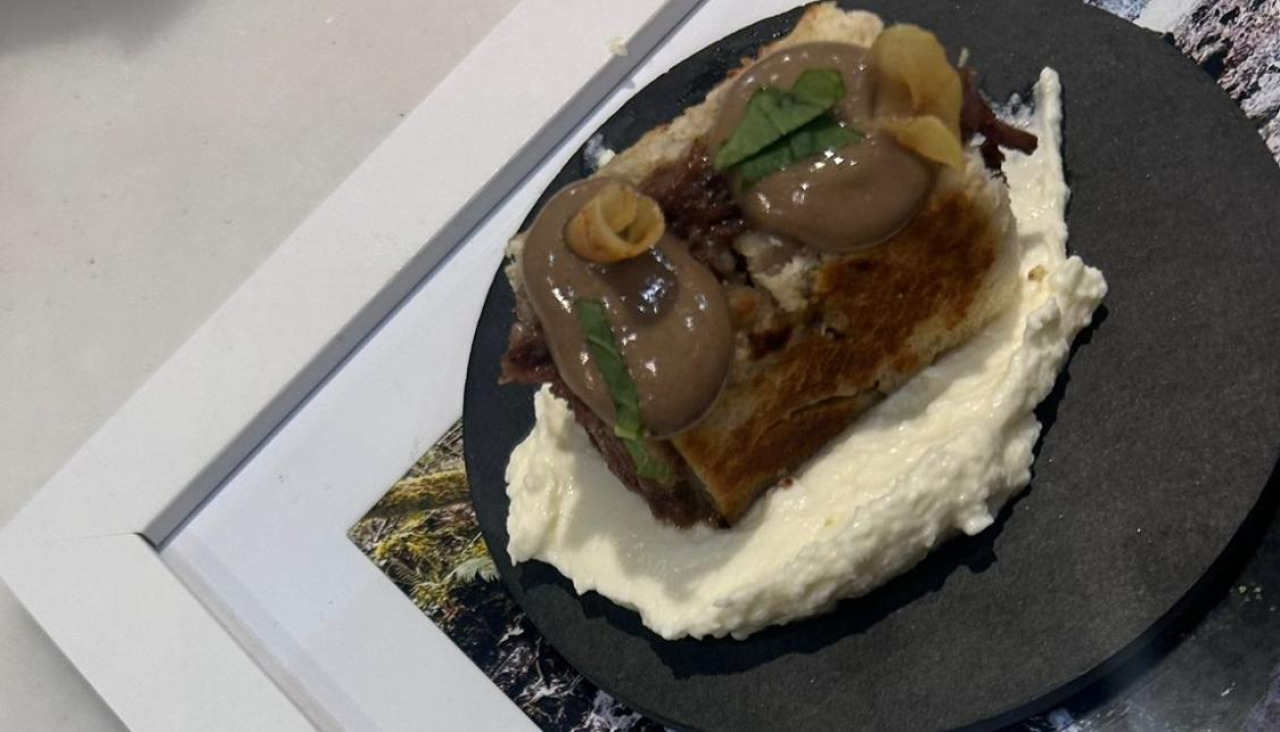 Una de las tapas que está gustando mucho en esta edición, que se presenta sobre una foto de algún lugar de la comarca