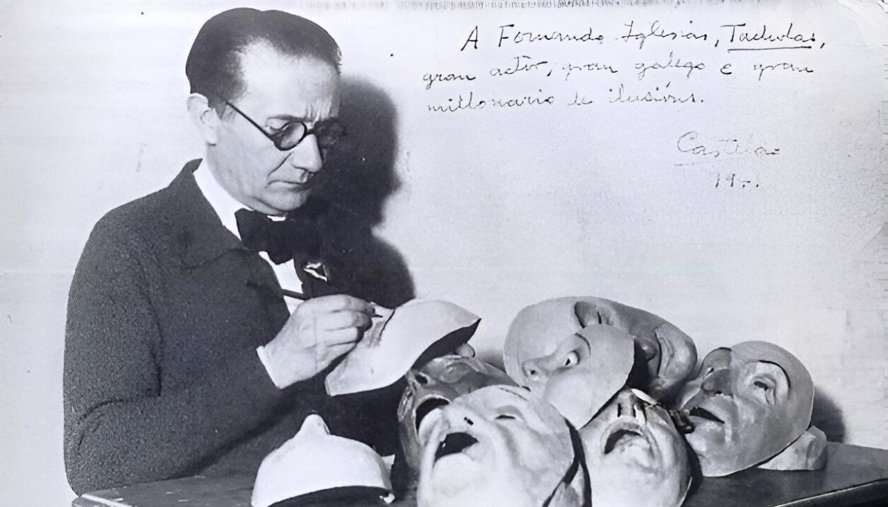 Castelao en 1941, en Bos Aires, pintando máscaras para "Os vellos non deben de namorarse"