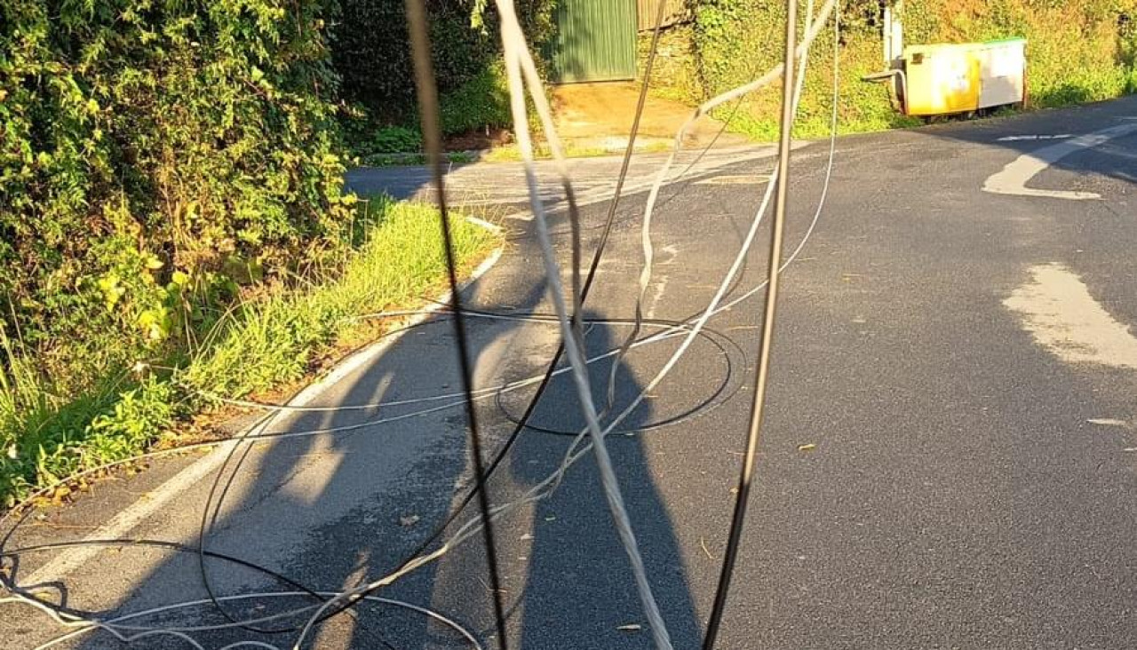 Cableado sobre el vial tras el paso del camión