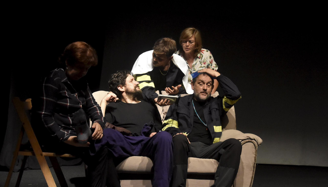 Opaí Teatro, en la imagen actuando en el Torrente Ballester, representará en Canido "De marzo a marzo"