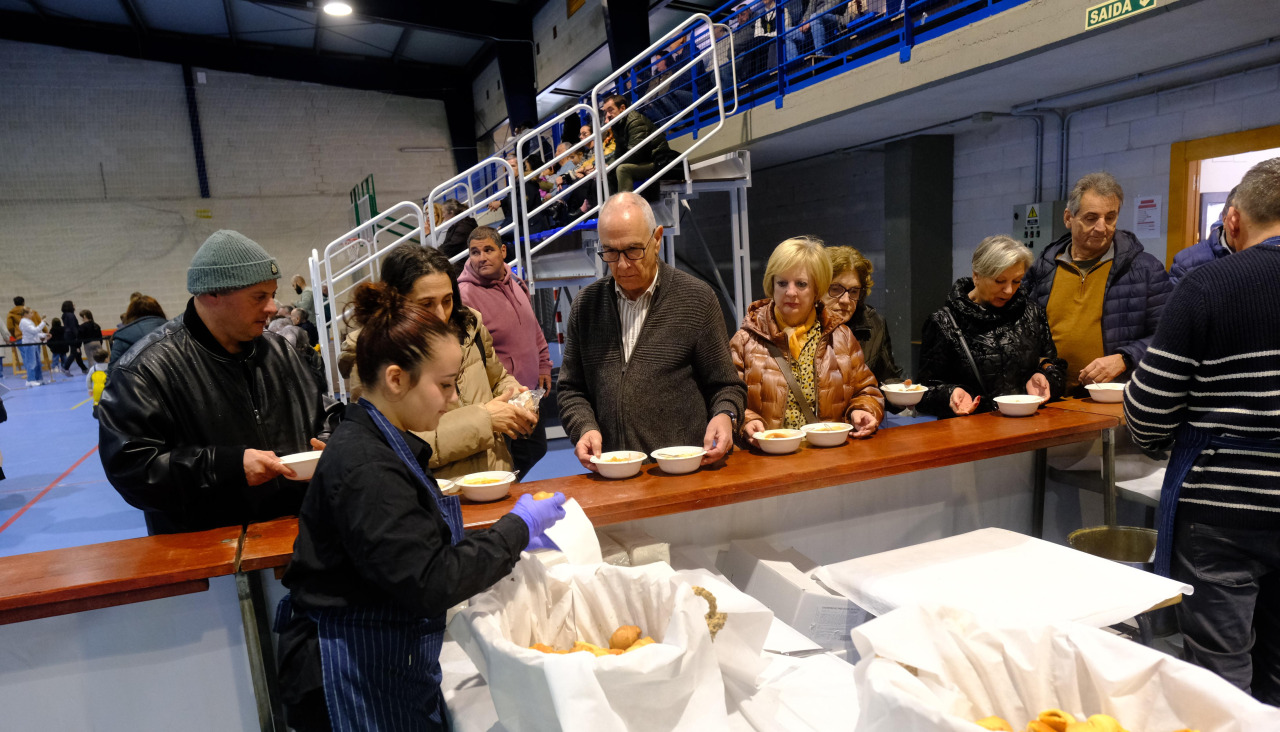 
Narón celebra su día grande en el pabellón Campo da Serra