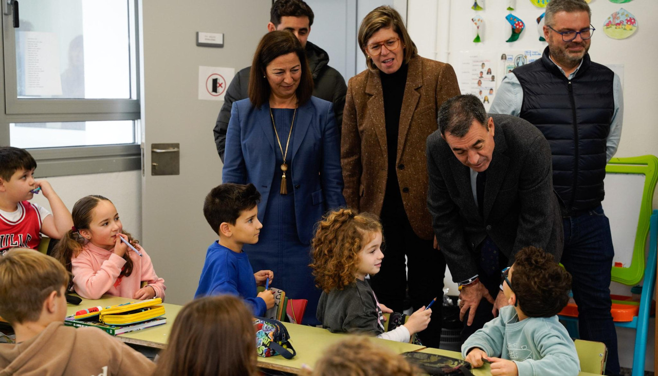 Román Rodríguez visita el CEIP Vales Vilamarín de Betanzos