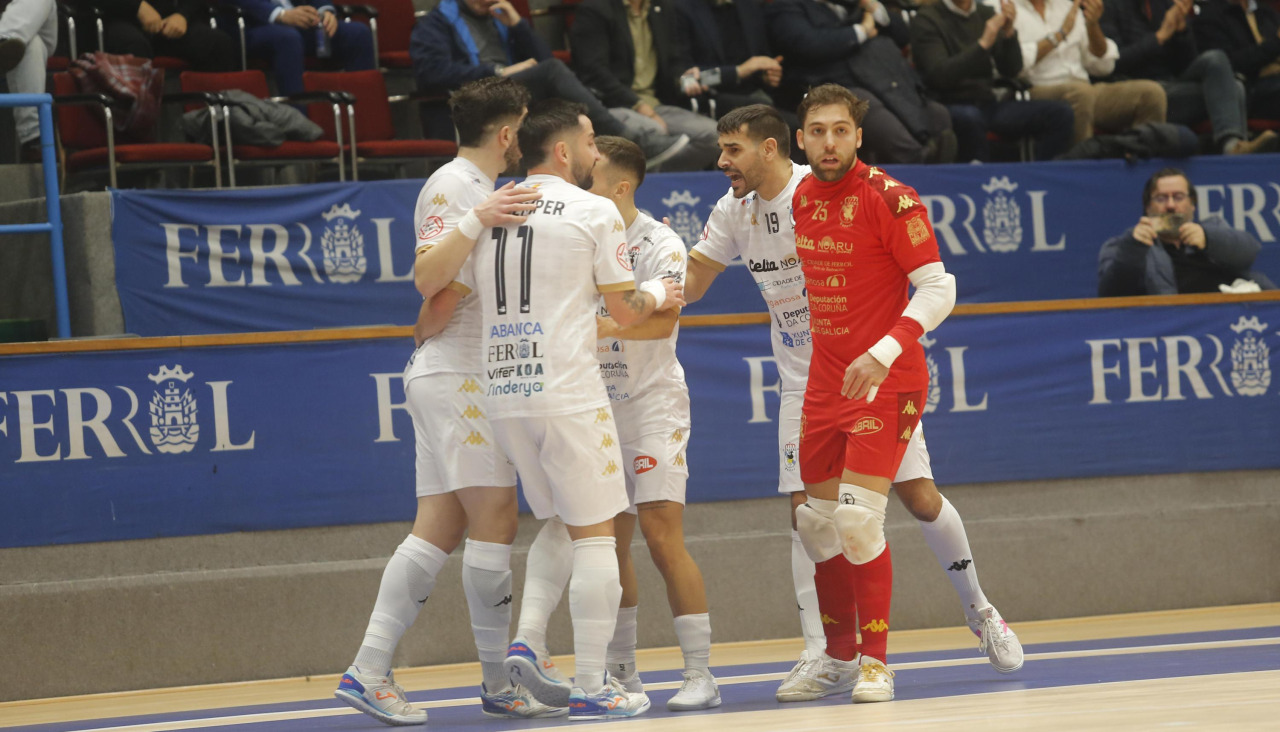 Los jugadores de O Parrulo celebran un gol
