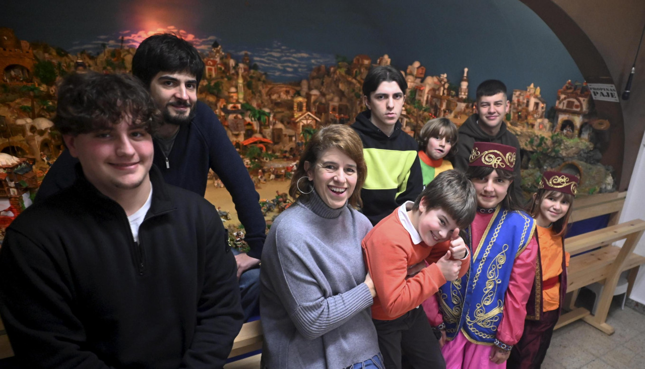 Los protagonistas del Belén de la Orden Tercera instantes antes de abrir las puertas del espacio