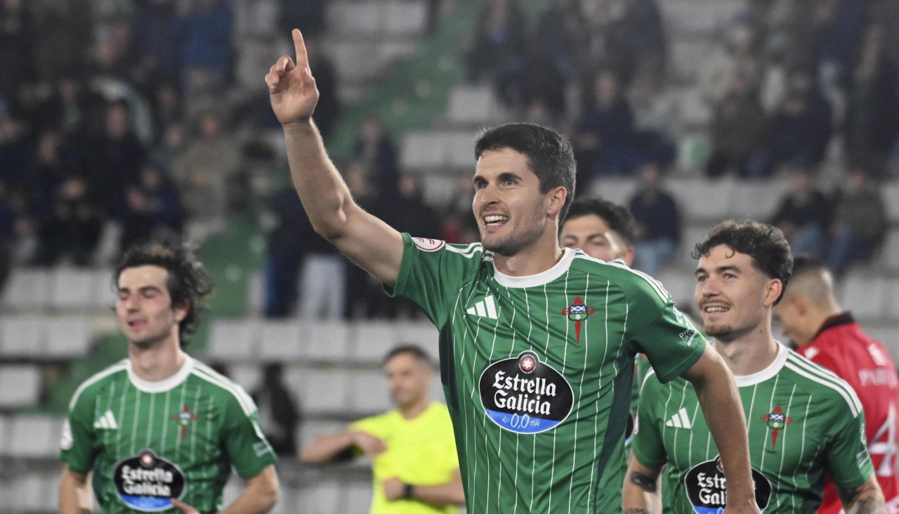 Álvaro Peña celebra el tanto marcado ante el Mérida