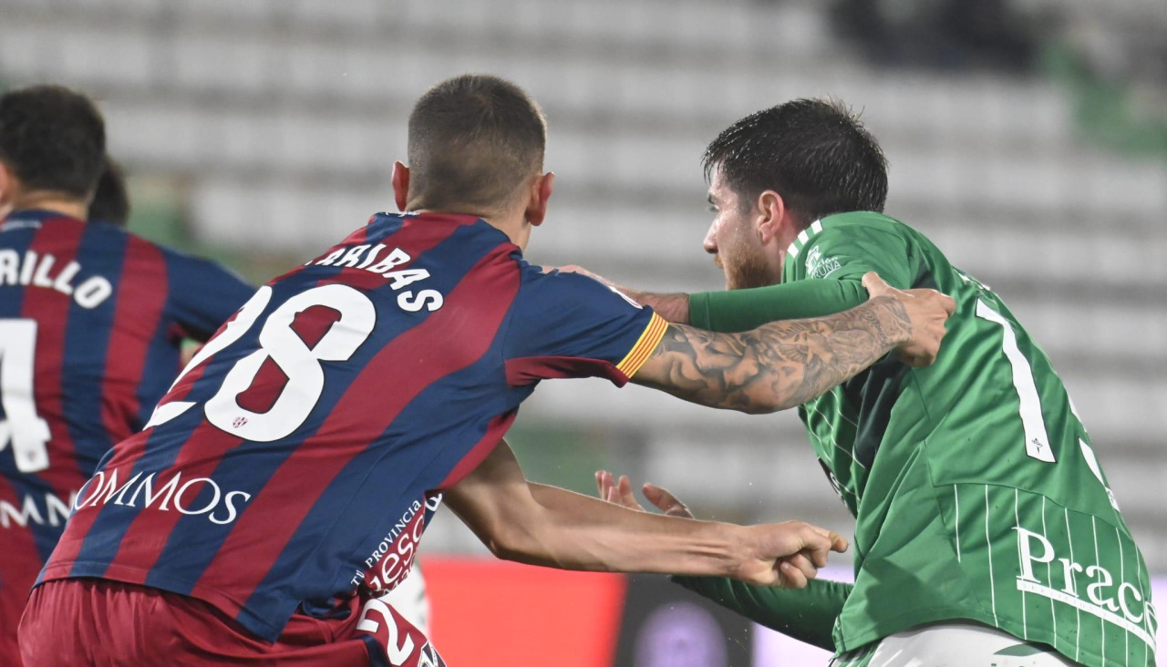 Zalaya trata de zafarse de un defensor