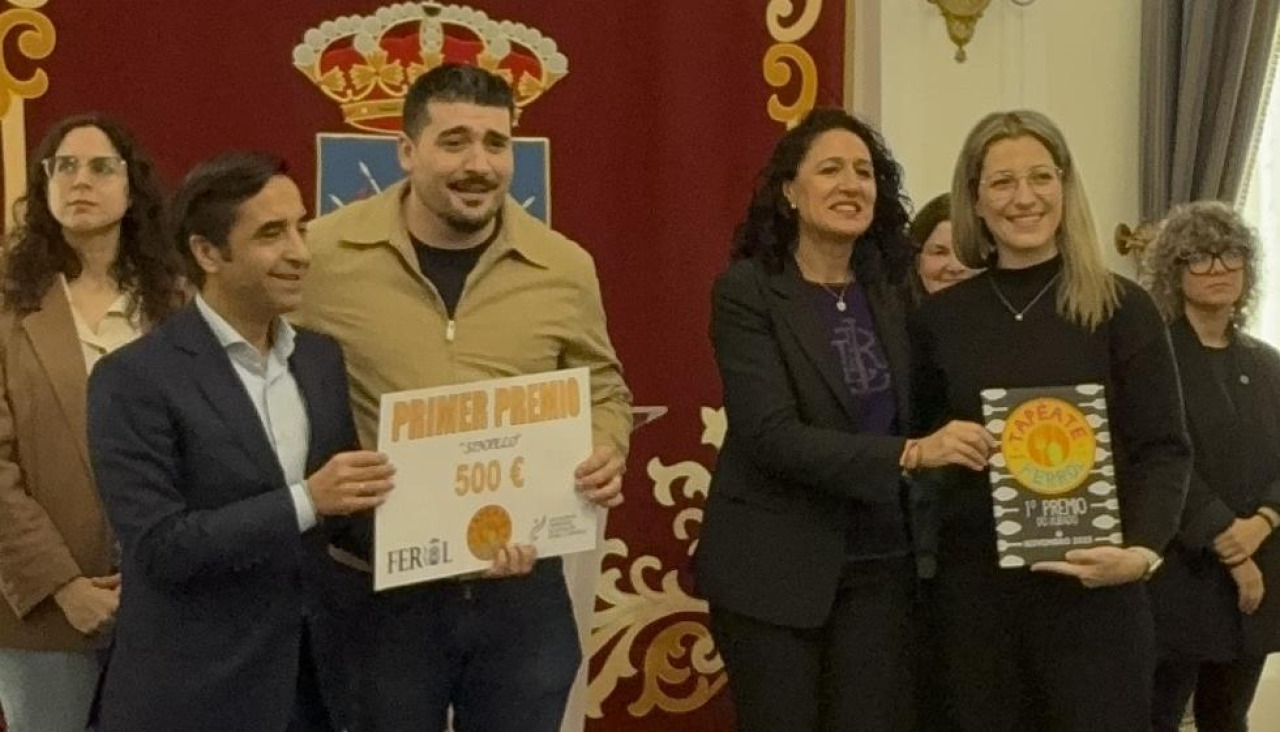 Adrián Pérez Regueiro recogiendo el galardón del mejor tapa de la edición de 2025 del Tapéate