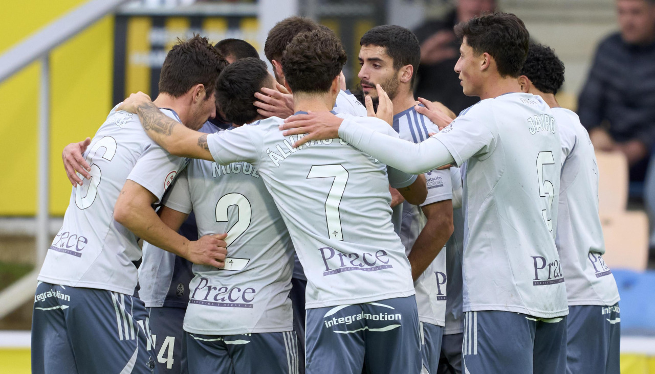 La actual plantilla del Racing celebra un gol