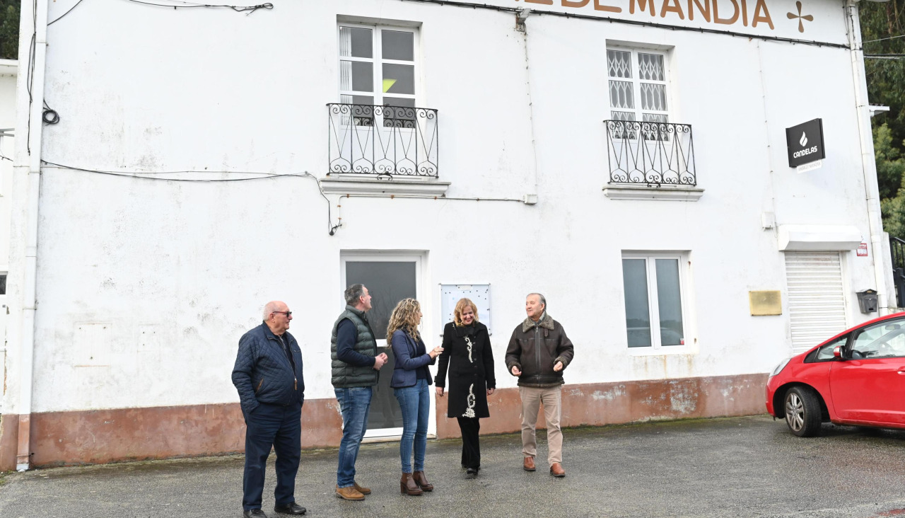La delegada territorial, Martina Aneiros, con la directiva de la asociación