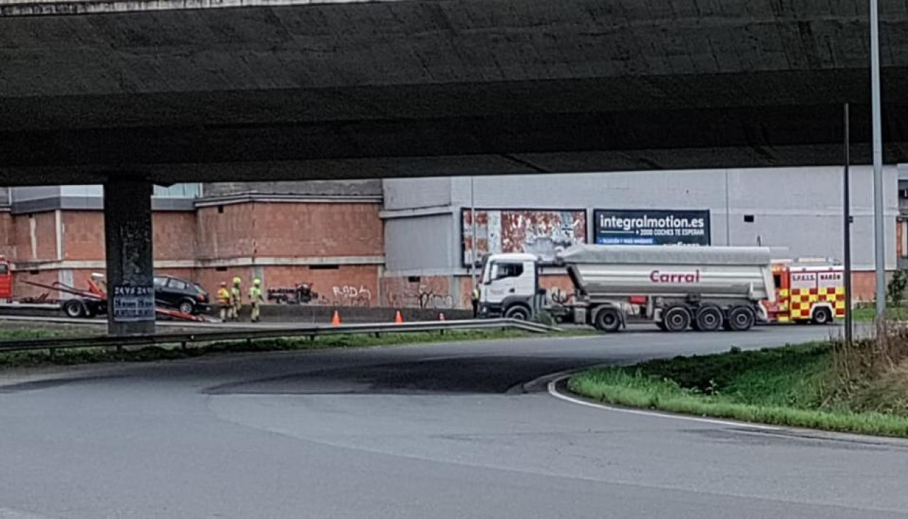 Grúa retirando uno de los vehículos implicados en la colisión