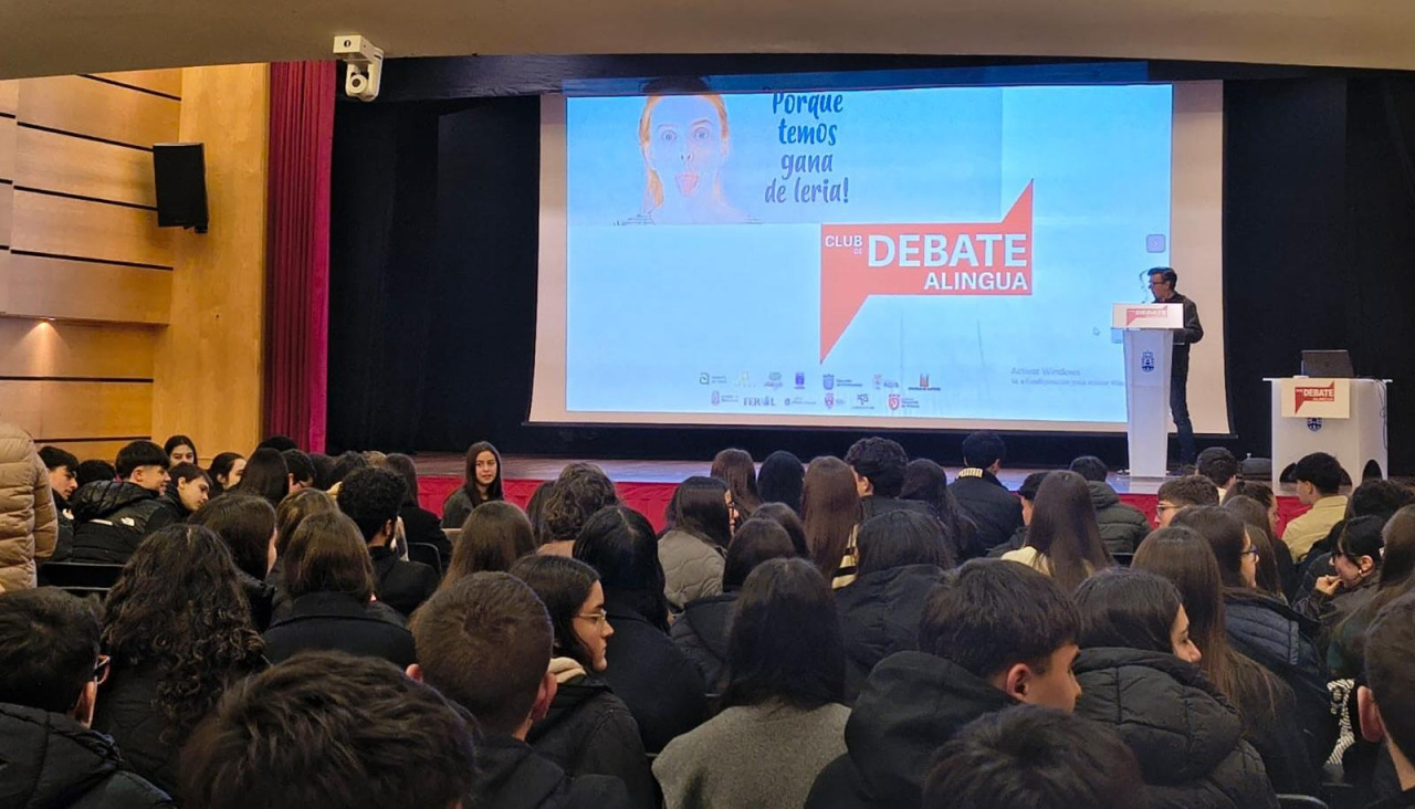 Participantes en el Club de Debate Alingua en una jornada formativa