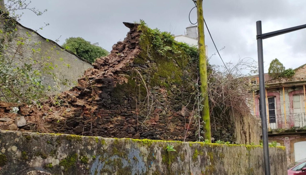 Parte de la pared se derrumbó hacia el interior de la parcela