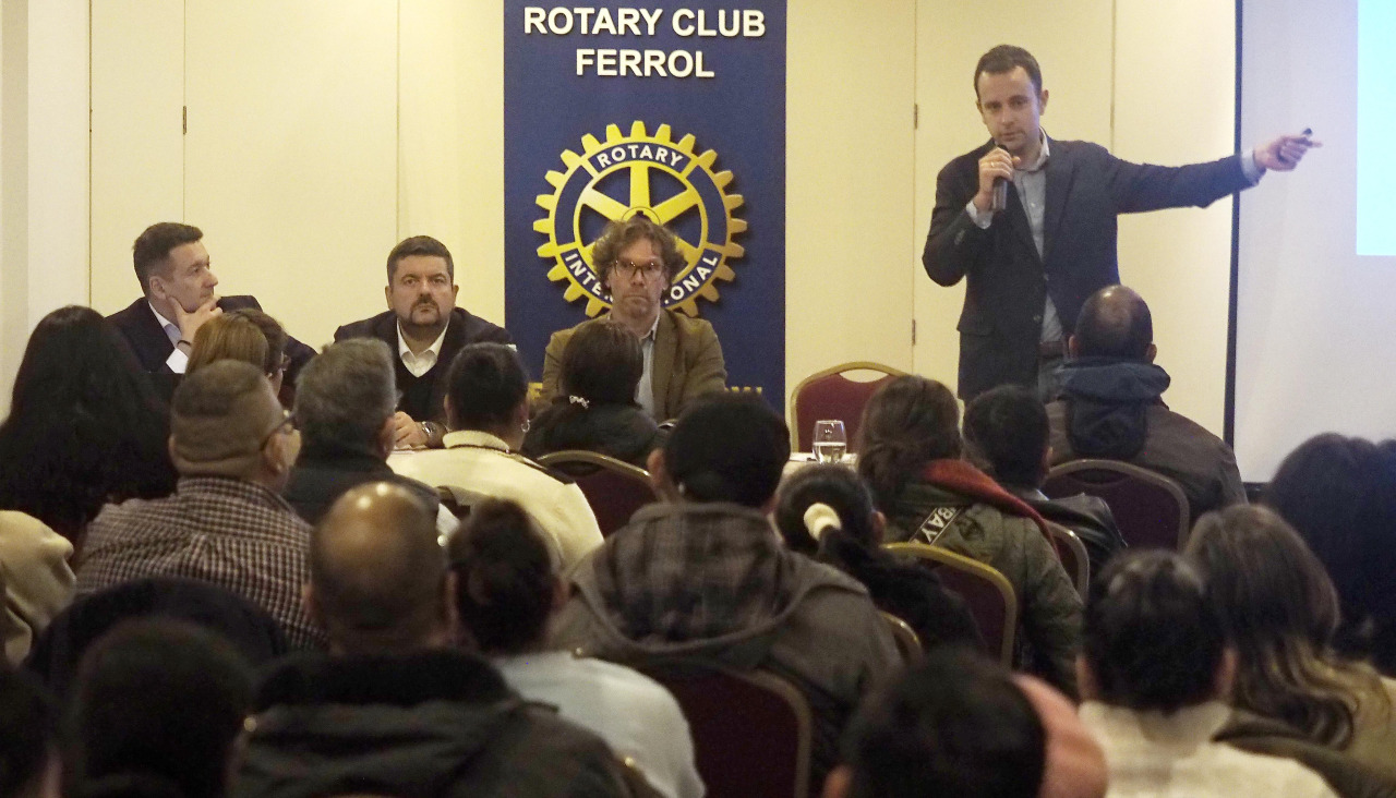 José Torres charla extranxería Rotary Club