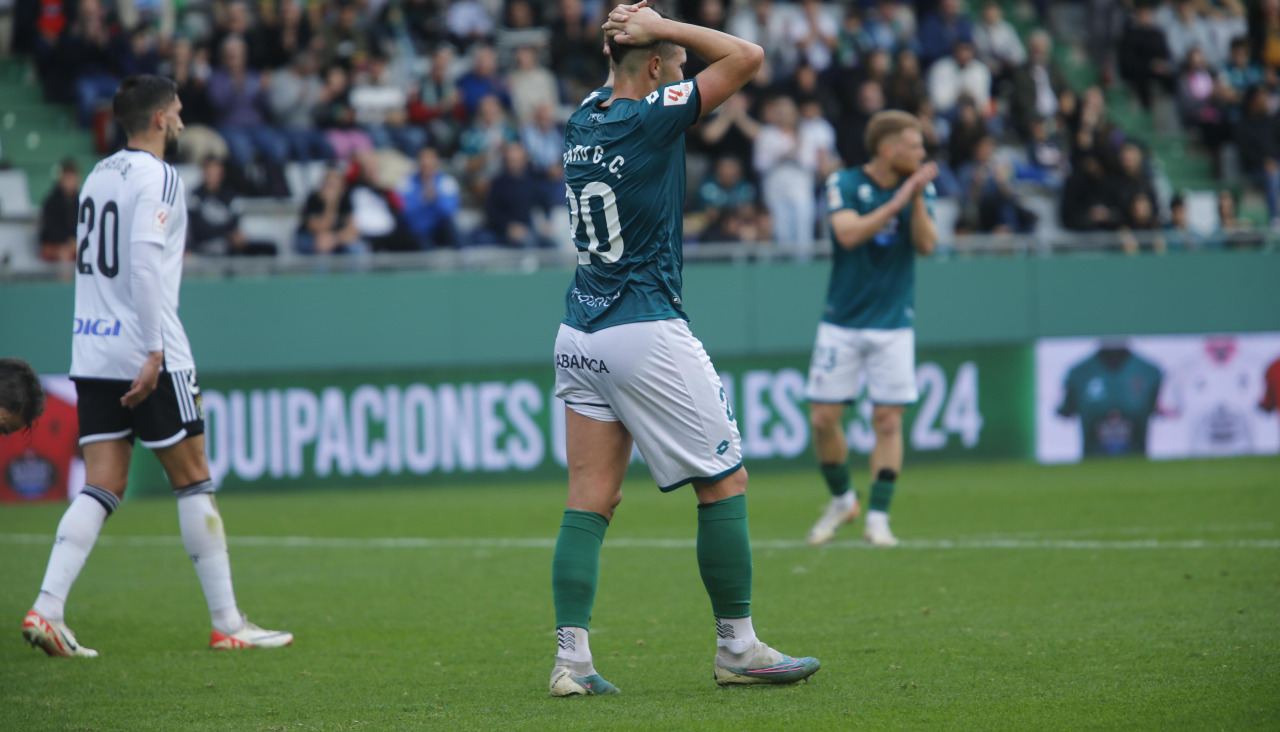 Álvaro Giménez se lamenta tras fallar una ocasión