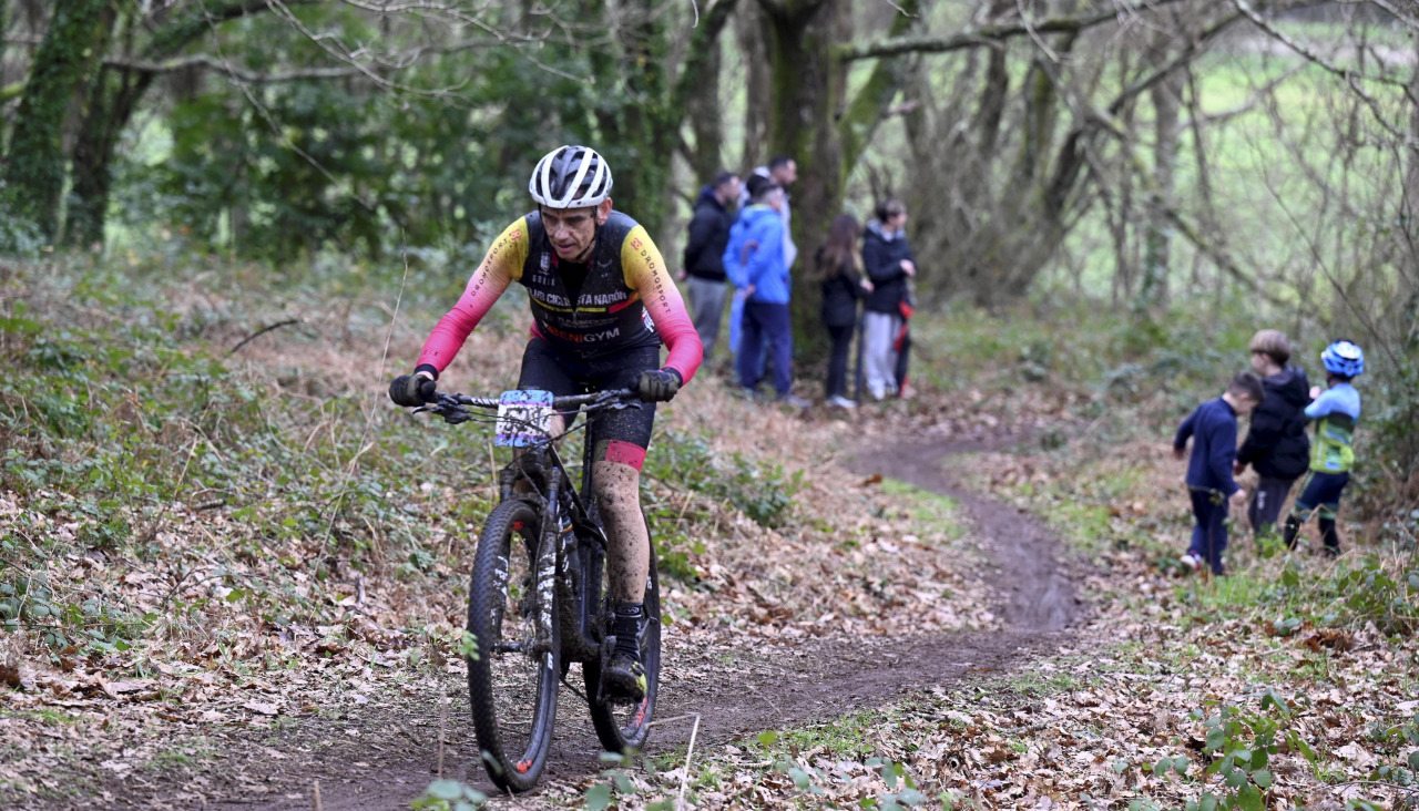 José Luis Fernández, del Club Ciclista Narón, acabó segundo en la categoría máster 50 