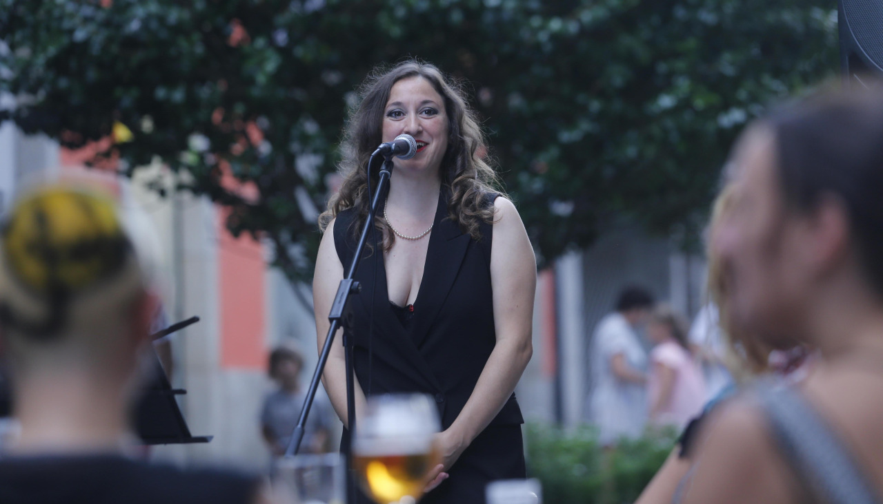 Bea García cantando en las calles de Ferrol