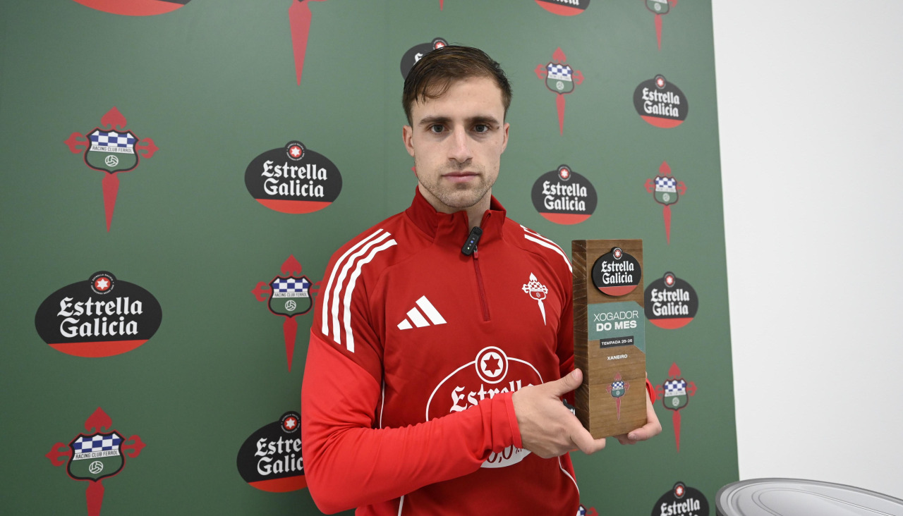 Álvaro Ramón posa con su premio