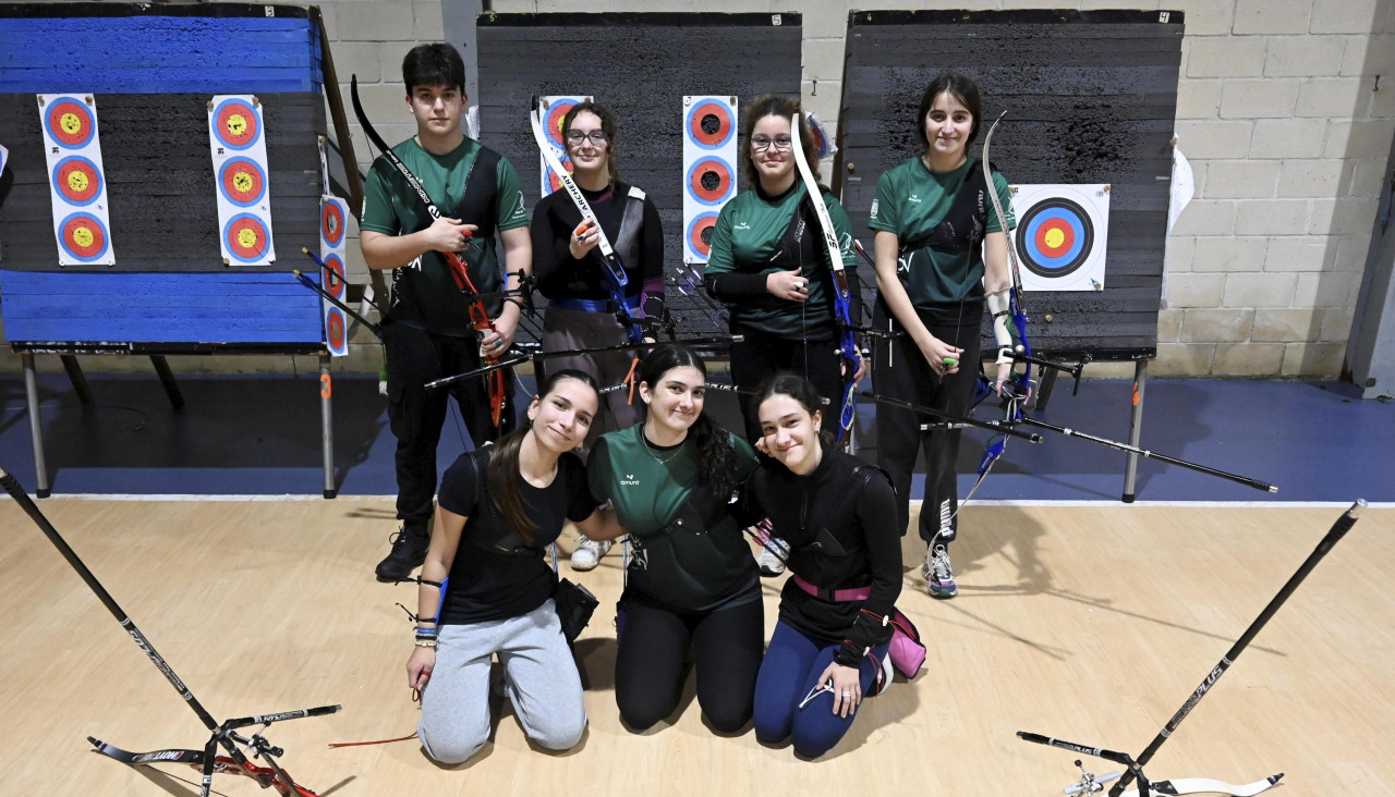La delegación del Arco Narón, antes de poner rumbo al Campeonato de España en sala