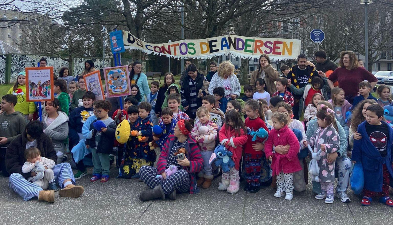 El alumnado de San Rosendo con su cartel sobre la figura de Hans Christian Andersen