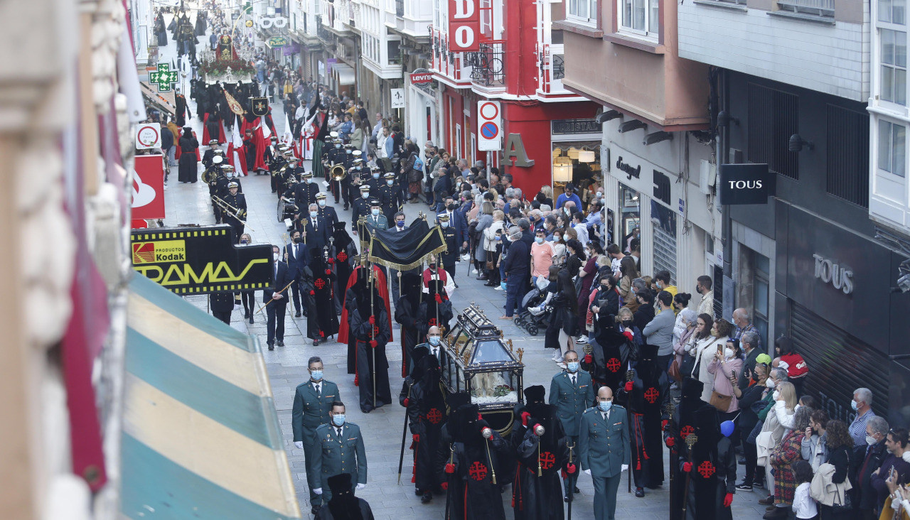 El cortejo del Santo Entierro en 2022 con la urna y San Juan