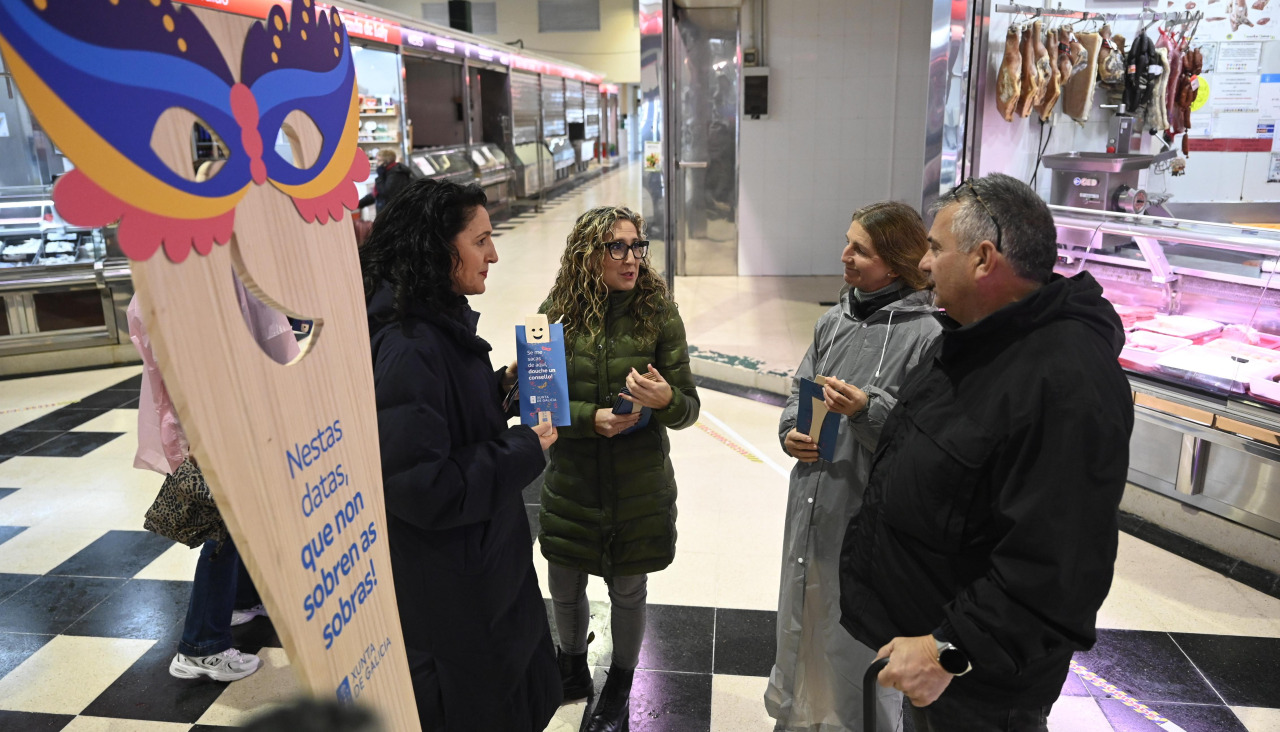 Martina Aneiros y García Fraga este lunes en el mercado de A Magdalena