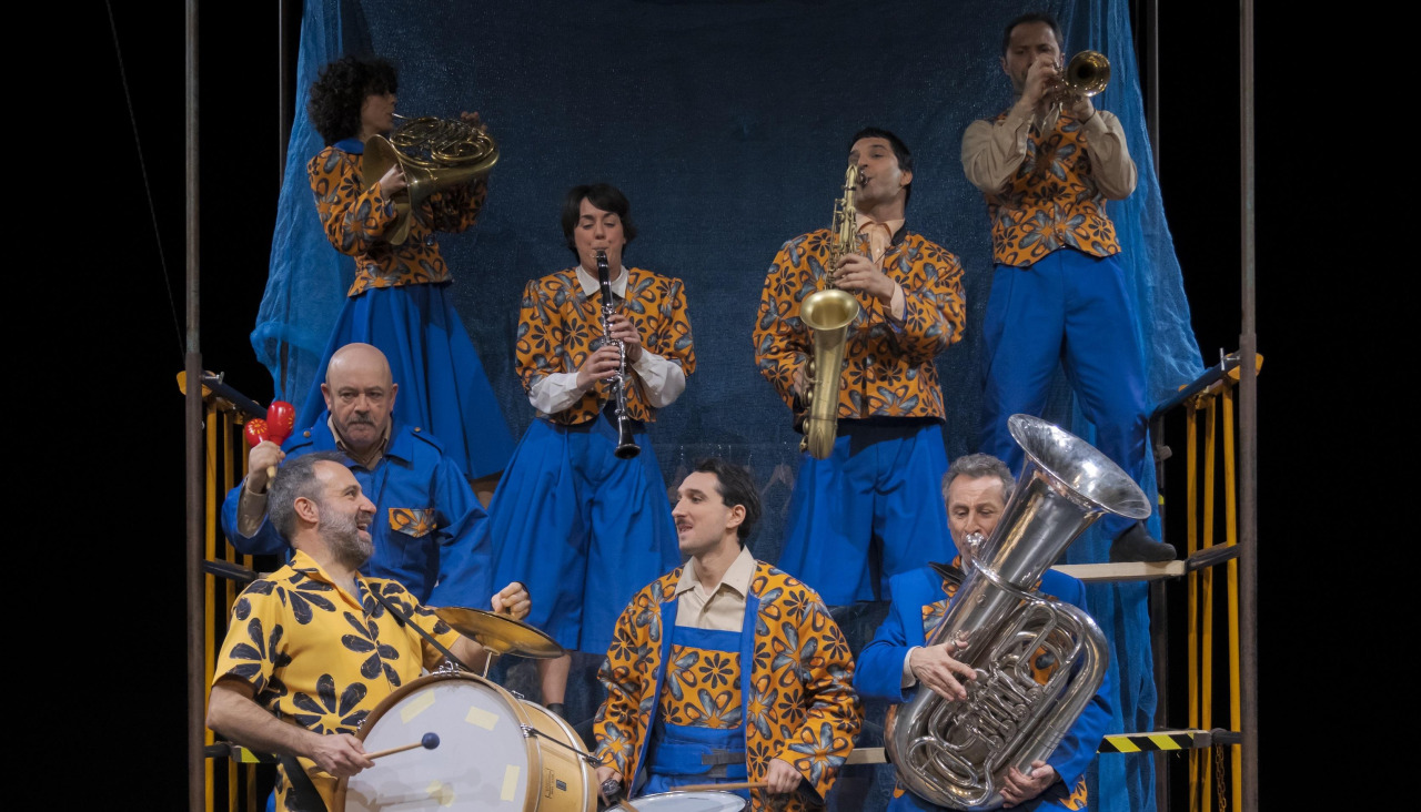 Los actores también son músicos integrantes de una charanga