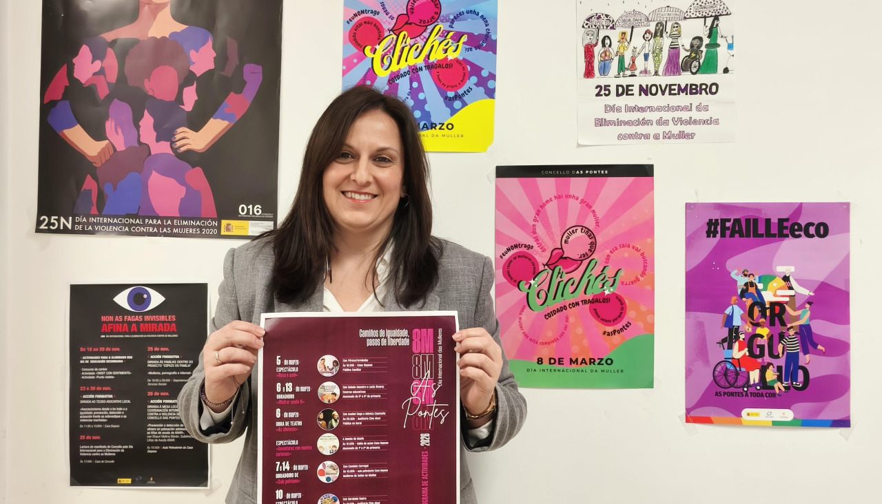 La edila Tania Pardo con el cartel del programa